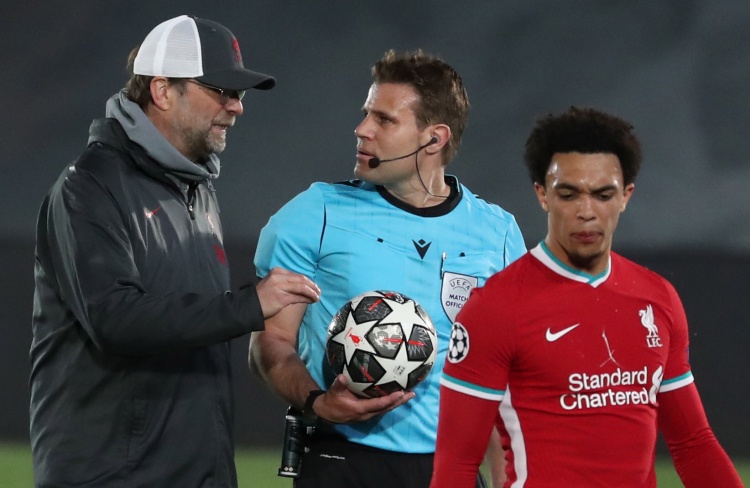 篮球CBA比赛尾声出现争议判罚引热议（CBA赛末争议吹罚掀起热议）