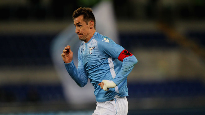 替补门将关键扑救，稳定球队防线（替补门将奉献关键扑救，稳住球队后防）