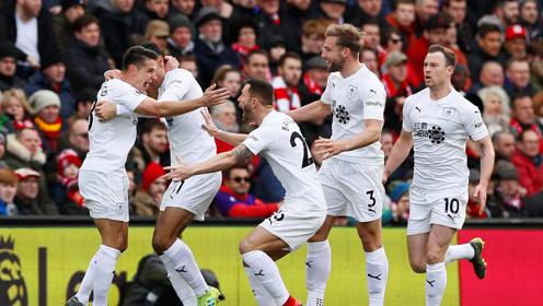 有惊无险，小麦和孔蒂所乘飞机警告灯误报导致飞机迫降（虚惊一场：小麦与孔蒂所乘航班因警示灯误报紧急降落）