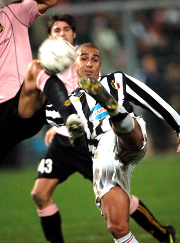 英超：曼联客场2-1击败莱斯特城（英超：曼联客场2-1力克莱斯特城）