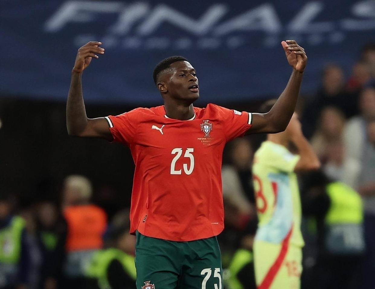 邮报：利物浦开会讨论了卡拉格的报道方式，队内多人对他不满（邮报：利物浦召开内部会议讨论卡拉格的报道风格，队内多人表示不满）