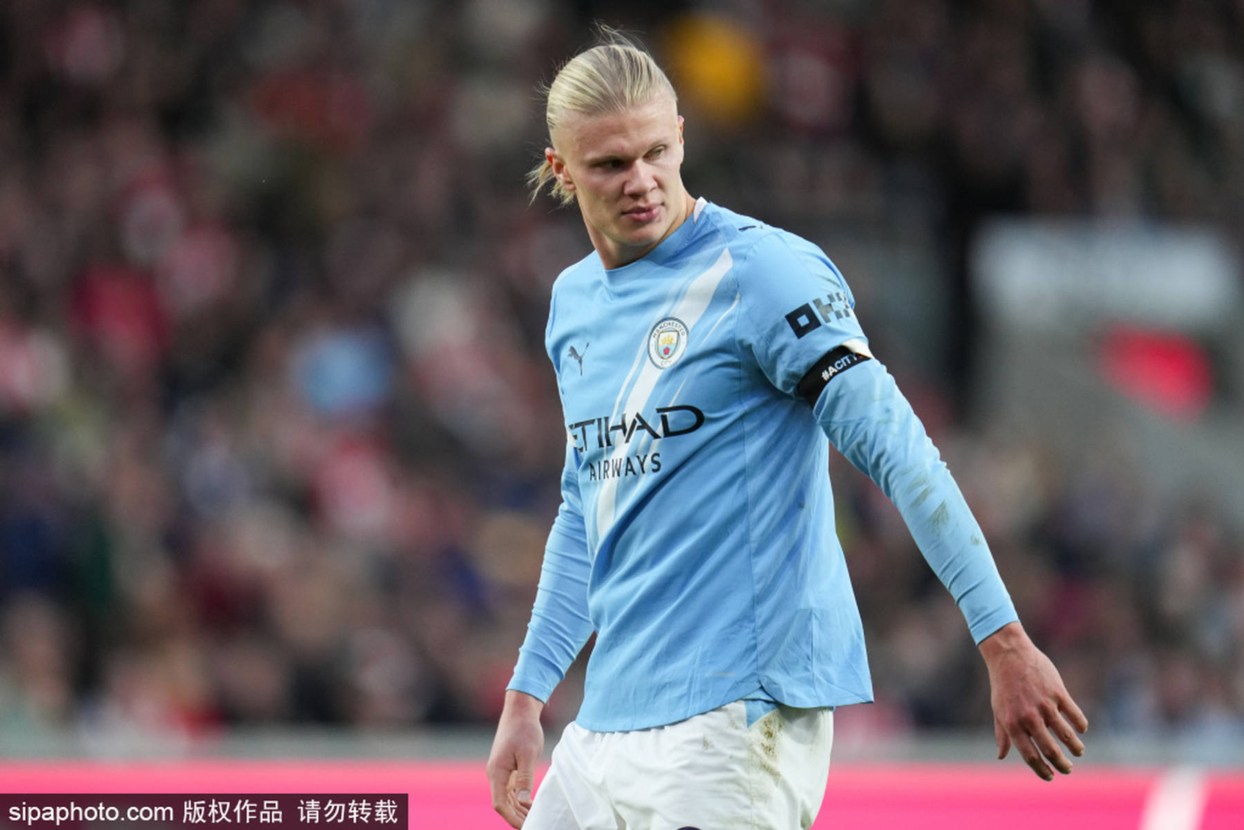 逆天，挪威甲门将点球大战一脚将摆好的球踢走以干扰对方（点球大战离谱一幕：挪甲门将故意将摆好的球踢走干扰对手）