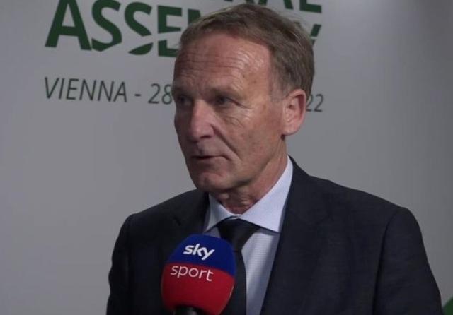 世界杯预热海报里没有C罗遭质疑，FIFA删除原海报改“怀旧”（C罗缺席世界杯预热海报引质疑，FIFA删原海报改发“怀旧版”）