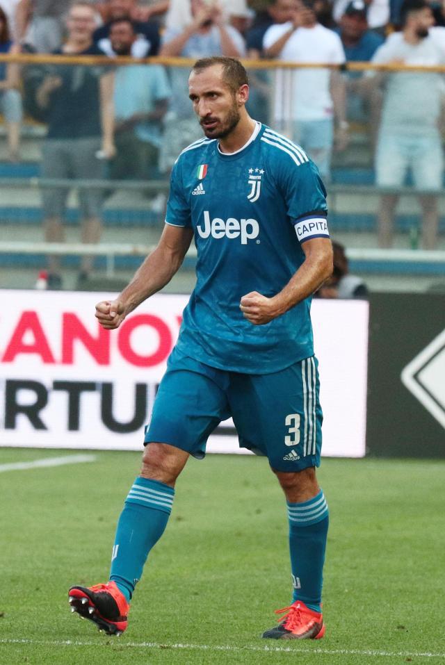 梅西在球场内与印度球迷挥手互动，之后活动因骚乱提前结束（梅西赛场向印度球迷挥手致意，现场骚乱致活动提前收场）