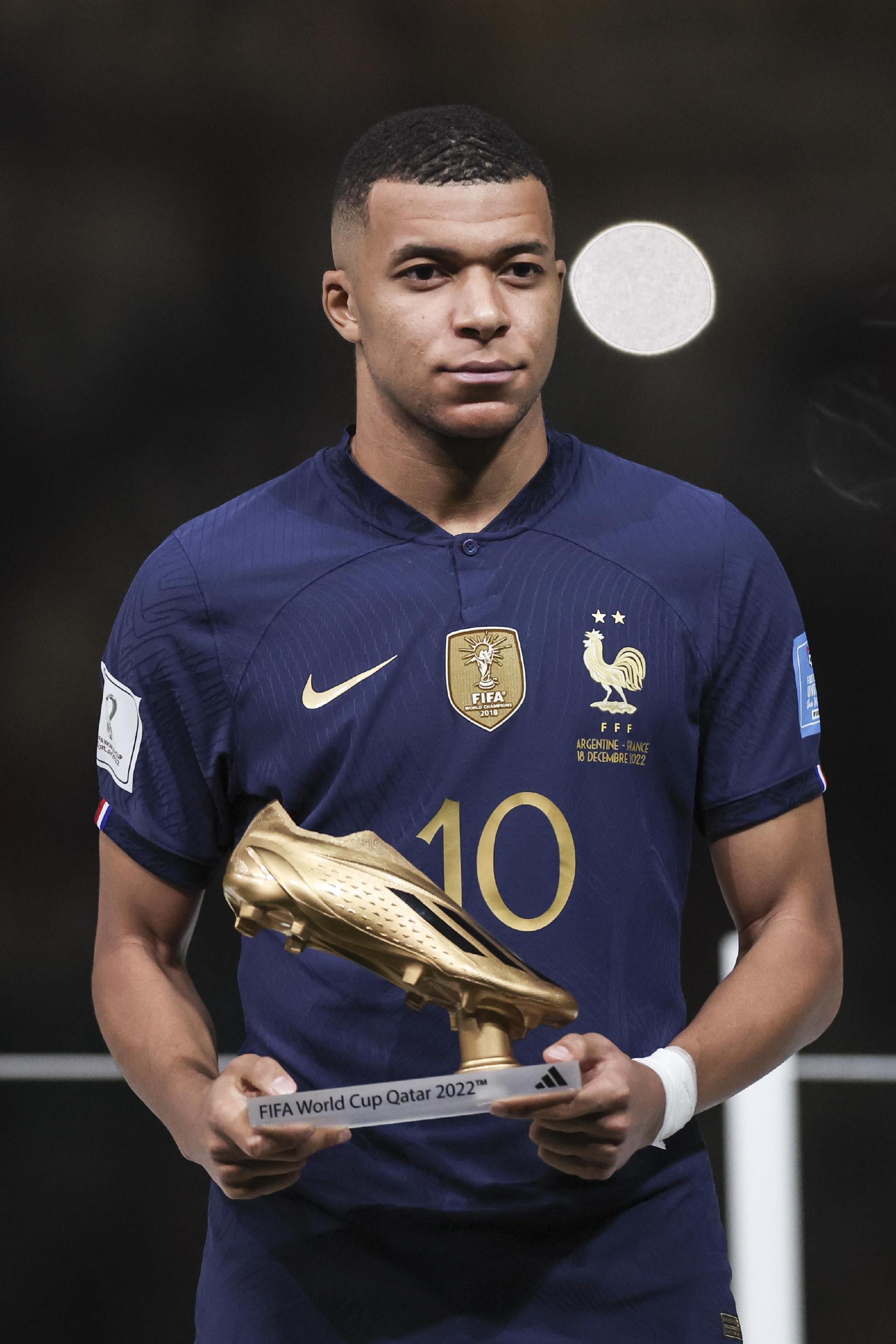 欧文突破防守造成杀伤，制造罚球（欧文强突撕裂防线，搏得罚球）