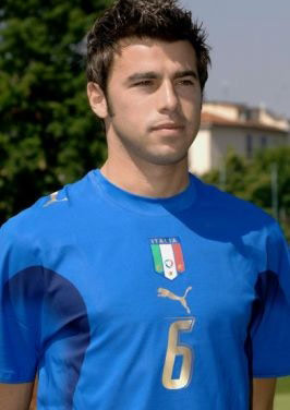 祸不单行，迪巴拉对阵米兰射失点球时疑似拉伤大腿（双重打击！迪巴拉战米兰罚丢点球，疑似大腿拉伤）