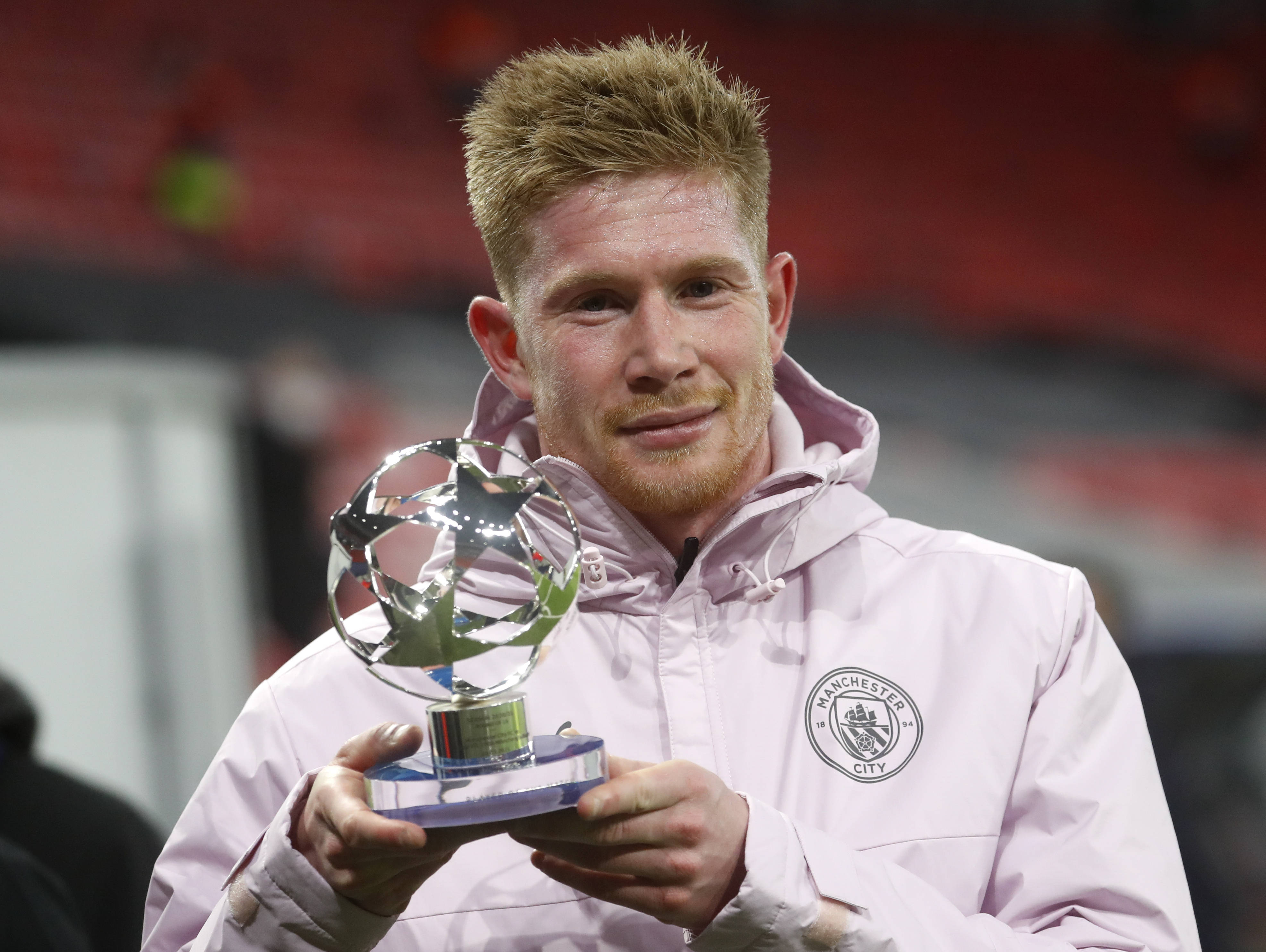 宝刀未老！53岁齐达内再现马赛回旋，戏耍大美女后轻盈破门（53岁齐达内再秀马赛回旋，晃过美女后轻巧破门，风采不减）