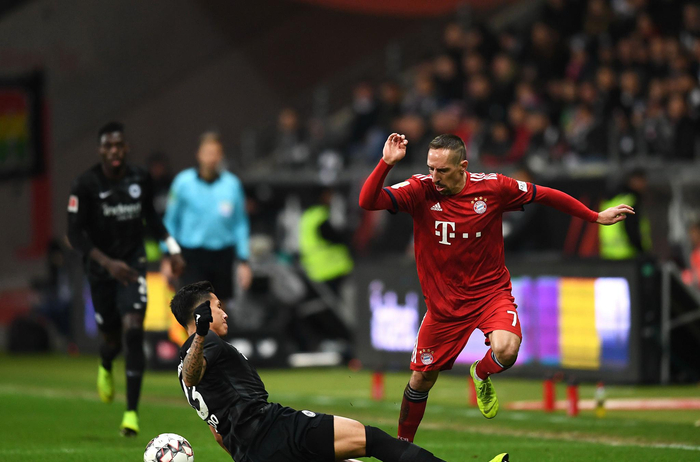 太阳报：麦克托米奈领意甲最佳球员奖，被女友透视着装抢风头（太阳报：麦克托米奈获意甲年度最佳，女友透视造型抢镜）