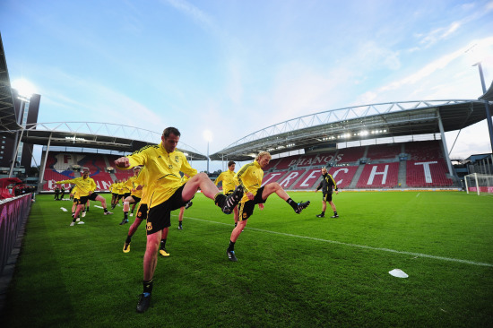 湖人全队苦练备战，官媒晒训练照（湖人全队加练备战，官媒发布训练照）