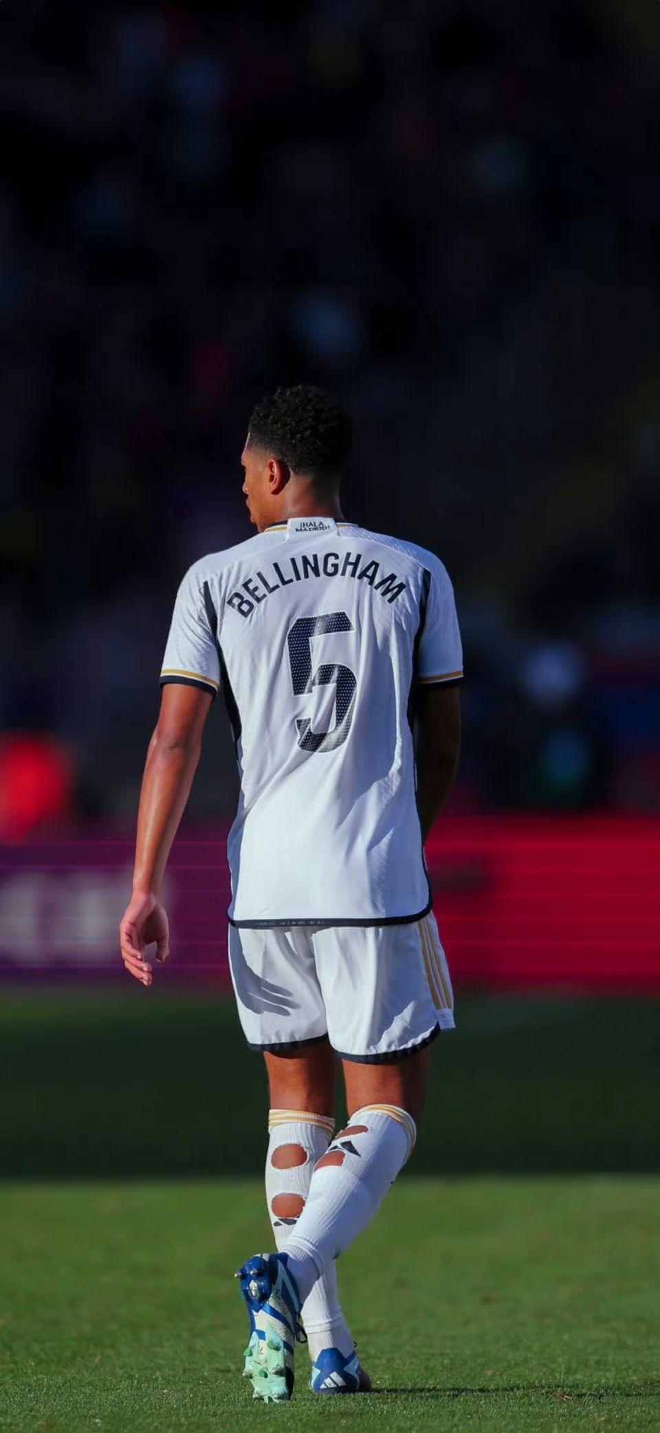 足球足球天才少年迎来国家队首秀，全场最佳（足坛天才少年国家队处子秀，荣膺全场最佳）