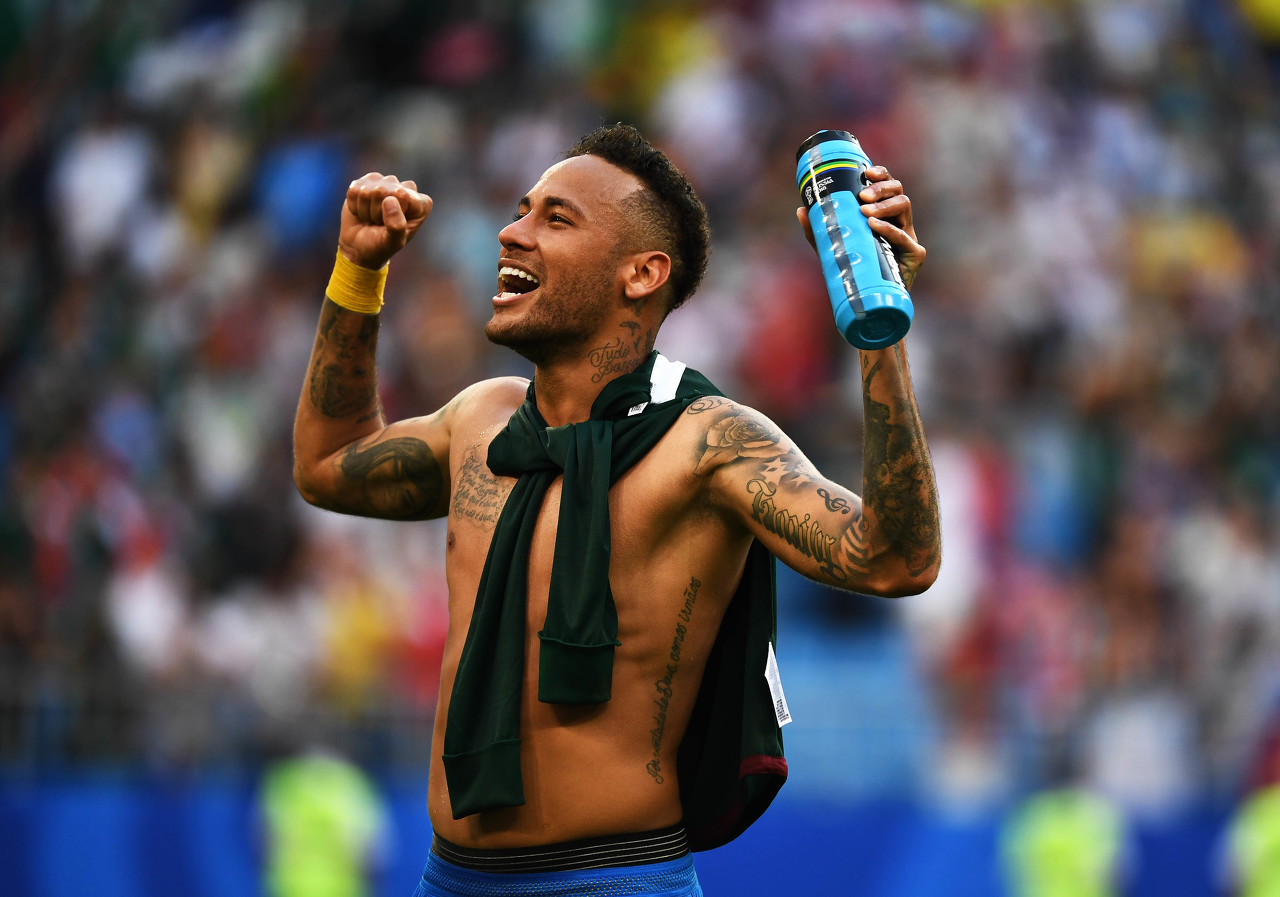 曼联4-1击败狼队，升至英超第六；米兰3-2战胜都灵，登顶积分榜。（曼联4-1胜狼队升至英超第六，米兰3-2力克都灵登上榜首）