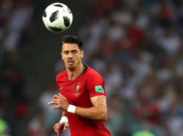 传奇怒喷萨拉赫：耻辱！1年2次开炮，难比梅罗+是利物浦成就了他（名宿痛斥萨拉赫：耻辱！一年两次开炮，难与梅罗比肩，是利物浦成就了他）